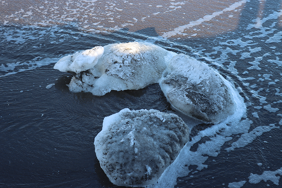オホーツク・小清水町浜小清水に接岸しつつあるの流氷