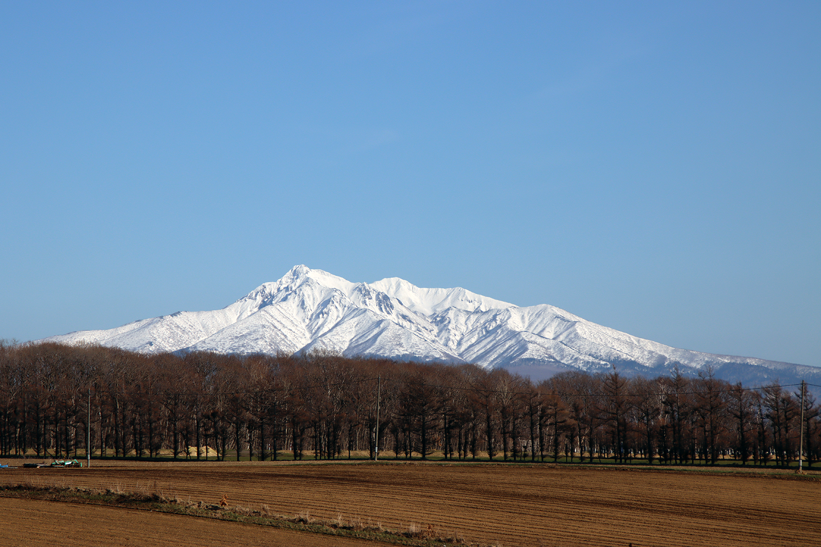 今日の自宅の近くから見た北海道・オホーツクの斜里岳 2025年4月18日