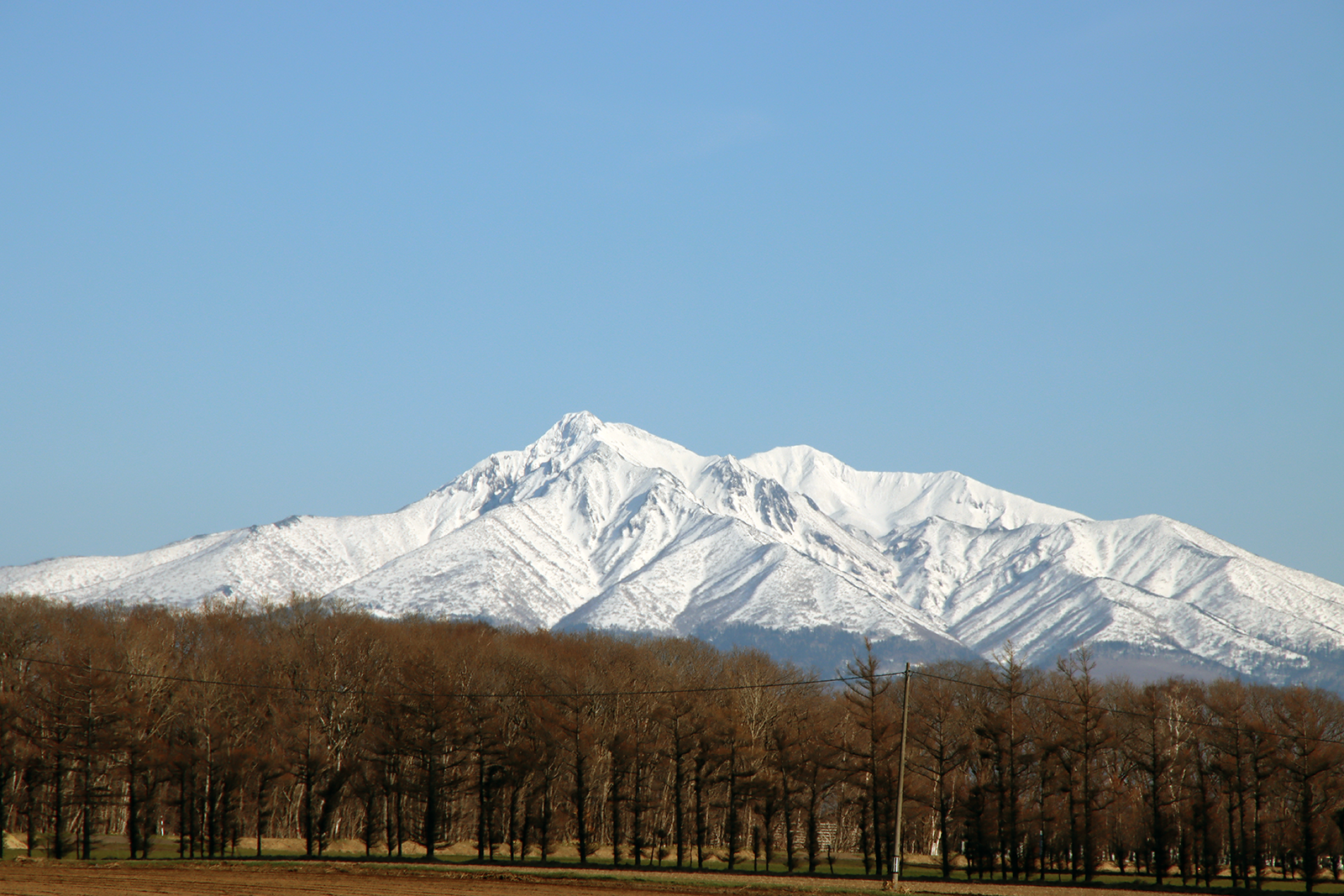 今日の自宅の近くから見た北海道・オホーツクの斜里岳 2025年4月18日