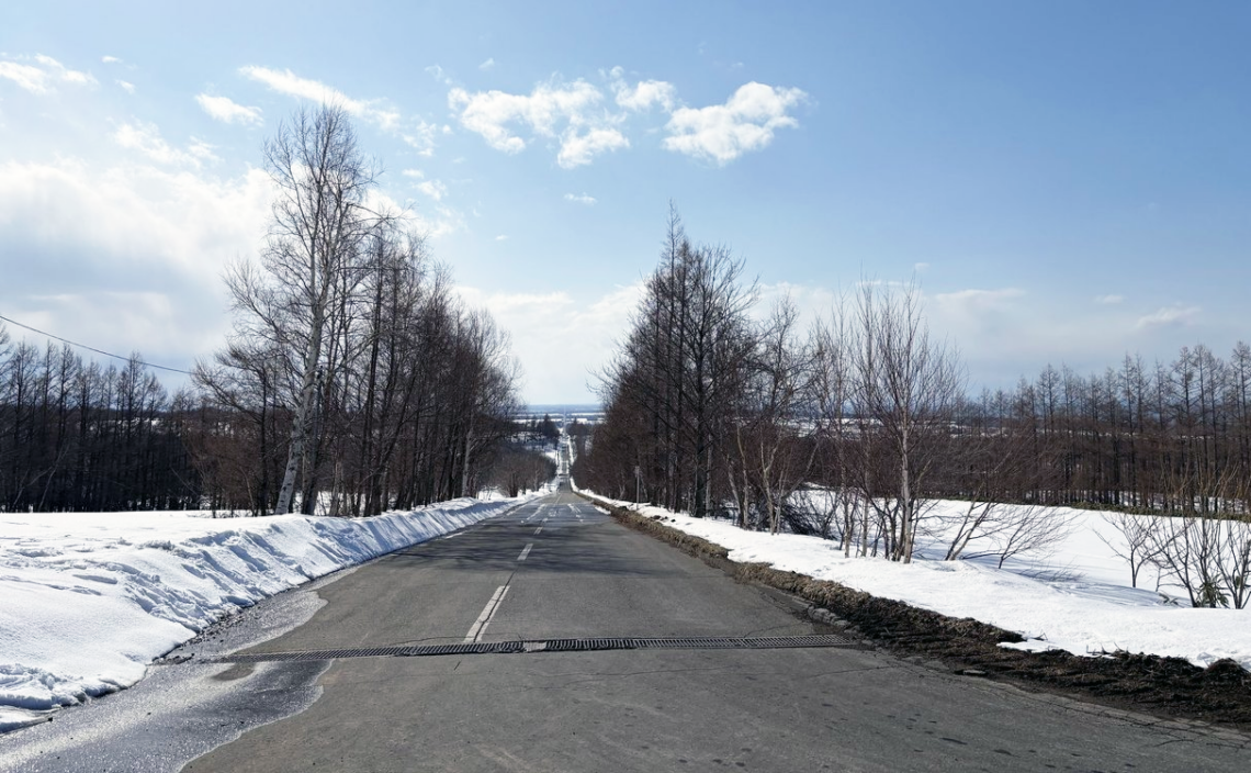 「天に続く道」 (北海道・斜里町)
